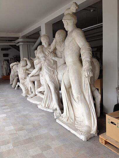 Das Figuren-Ensemble zeigt die Hochzeit eines griechischen Helden, die sehr schnell im Kampf endete.