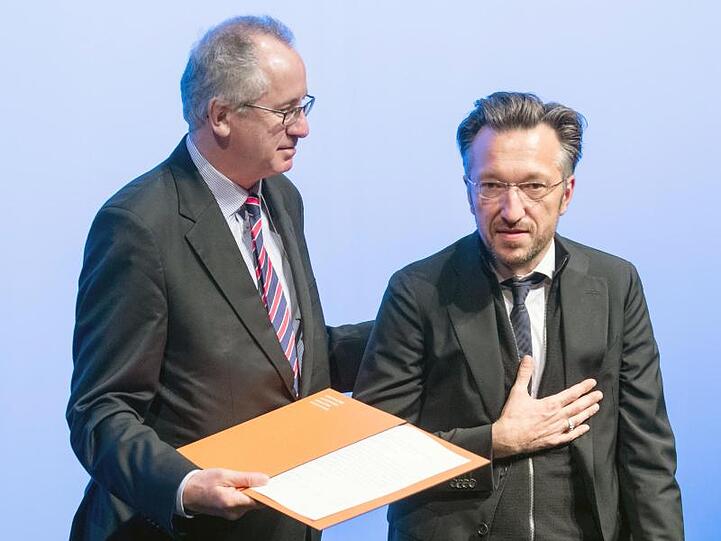 Der Schweizer Autor Lukas Bärfuss (r) wird im November 2019 von dem Literaturkritiker Ernst Osterkamp mit dem Georg-Büchner-Preis ausgezeichnet.