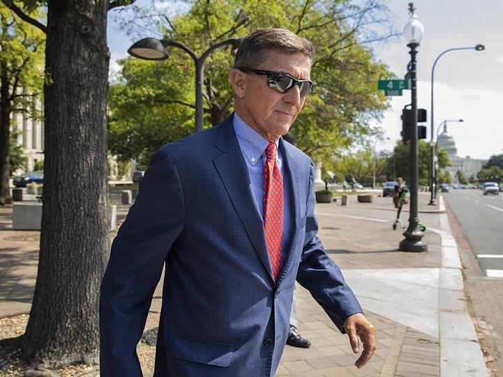 Michael Flynn, ehemaliger Trump-Nationalsicherheitsberater, verlässt nach einer Statusanhörung das Bundesgerichtsgebäude.