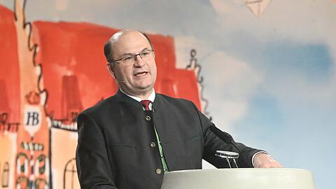 Albert Füracker, Staatsminister der Finanzen und für Heimat, spricht beim Maibock-Anstich im Hofbräuhaus.