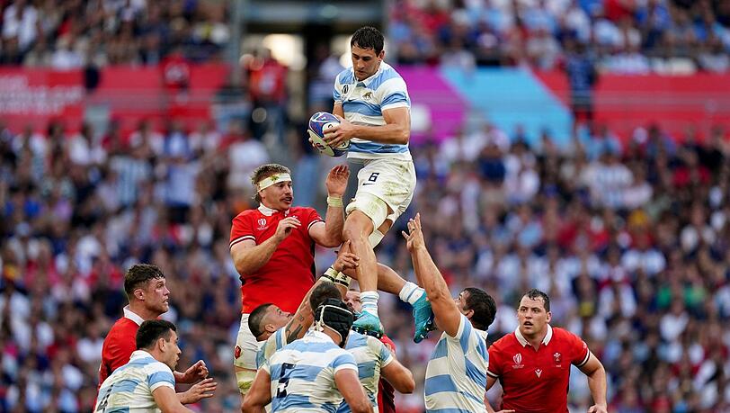 Argentinien steht nach einem überraschenden Sieg gegen Wales im WM-Halbfinale.