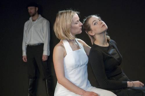 Da hat Julie (Ulrike Fischer, links) ihre Magd Kristin (Christin Balogh) noch fest im Griff.