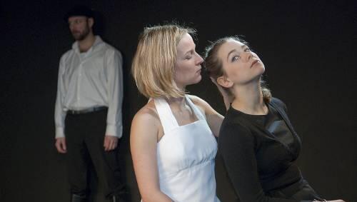 Da hat Julie (Ulrike Fischer, links) ihre Magd Kristin (Christin Balogh) noch fest im Griff. Da hat Julie (Ulrike Fischer, links) ihre Magd Kristin (Christin Balogh) noch fest im Griff.