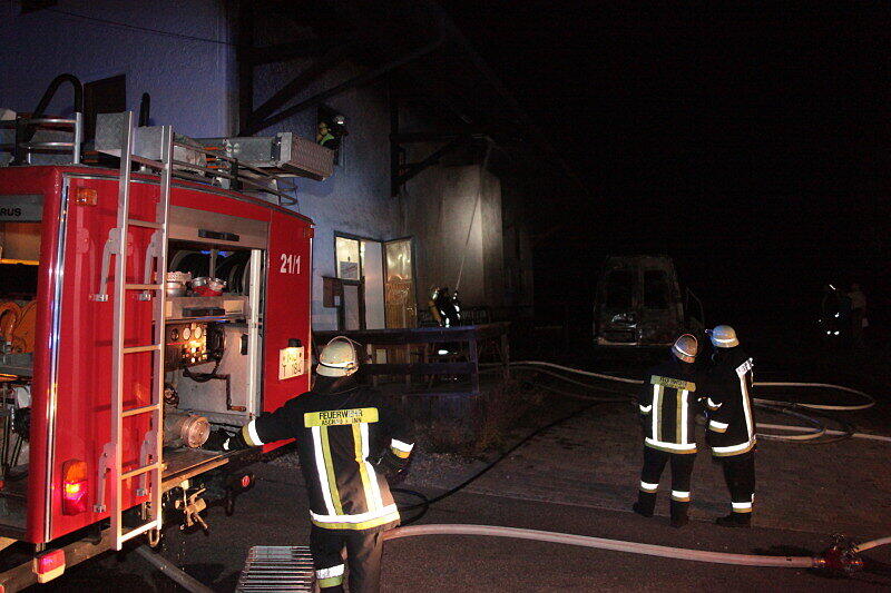 Völlig ausgebrannt: In Tötenberg bei Aschau stand ein Klein-Lkw in Flammen. Als die Feuerwehren beim Fahrzeug eintrafen, stand es bereits voll in Brand. Die Ursache des Feuers war zum Montagmorgen noch unbekannt.