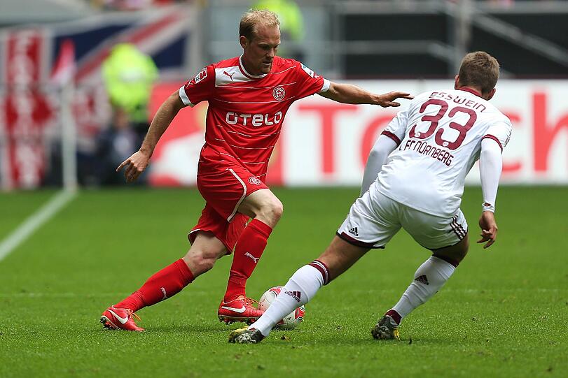 Alexander Esswein (r.) musste gegen Fortuna Düsseldorf wegen Magen-Darm-Problemen zur Pause ausgewechselt werden.