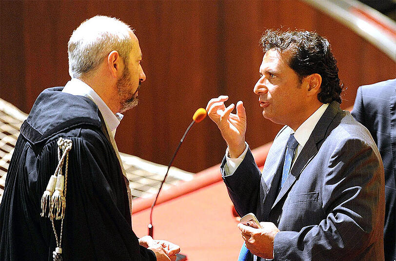 "Costa"-Kapitän Francesco Schettino (r.) im Gespräch mit seinem Verteidiger.