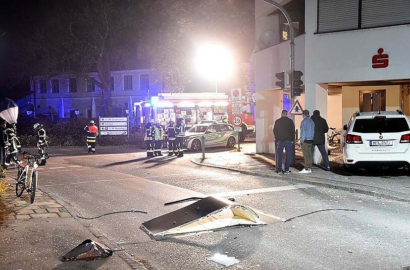 Die Täter sprengten den Geldautomat in die Luft. Schaden erlitt aber vor allem das Gebäude.