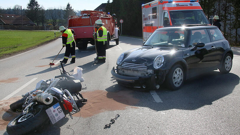 Der Motorradfahrer wurde verletzt und kam ins Krankenhaus. Die Bilder von der Unfallstelle.