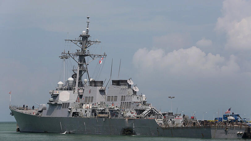 Der an seiner Backbordseite beschädigte US-amerikanischen Lenkwaffenzerstörer USS John S. McCain am Marinestützpunkt in Changi.