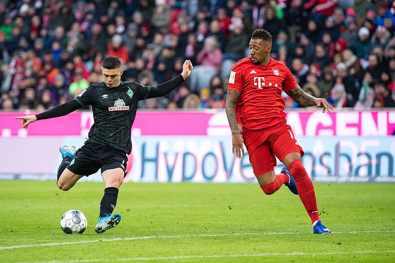 Milot Rashica von Werder Bremen (l.) trifft neben Jérôme Boateng vom FC Bayern München zum 0:1.