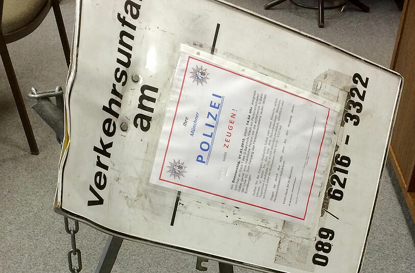 Unbekannte zerstörten diese Zeugenaufruftafel.