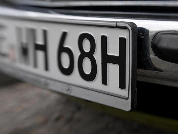 Für Fahrzeuge, die mindestens 30 Jahre alt sind und über ein "Oldtimer"-Gutachten verfügen, gibt es das H-Kennzeichen.