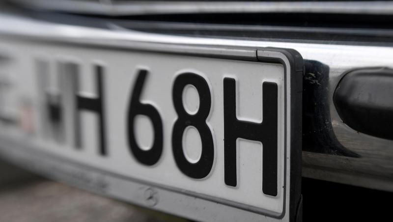 Für Fahrzeuge, die mindestens 30 Jahre alt sind und über ein "Oldtimer"-Gutachten verfügen, gibt es das H-Kennzeichen. Für Fahrzeuge, die mindestens 30 Jahre alt sind und über ein "Oldtimer"-Gutachten verfügen, gibt es das H-Kennzeichen.