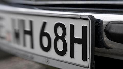 Für Fahrzeuge, die mindestens 30 Jahre alt sind und über ein "Oldtimer"-Gutachten verfügen, gibt es das H-Kennzeichen.