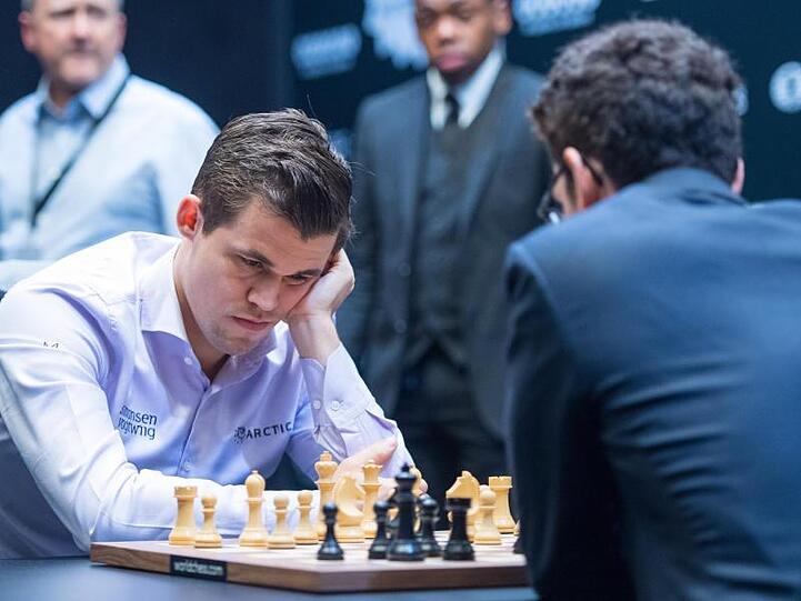 Magnus Carlsen (l) verteidigte erfolgreich seinen Titel als Schachweltmeister gegen Fabio Caruana.