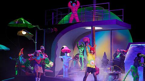 Die leicht psychedelische Party in Lukas Wachernigs Inszenierung von Eduard Künnekes "Vetter aus Dingsda" im Gärtnerplatztheater.