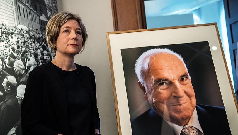 Maike Kohl-Richter, Witwe von Altbundeskanzler Helmut Kohl, neben dem Porträt ihres Mannes.
