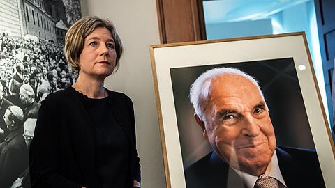 Maike Kohl-Richter, Witwe von Altbundeskanzler Helmut Kohl, neben dem Porträt ihres Mannes.