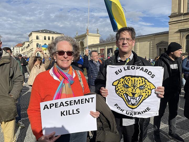 Sibylle P. und Holger B. zeigen sich solidarisch mit der Ukraine. Beide haben Freunde in dem angegriffenen Land und Angst um deren Leben.