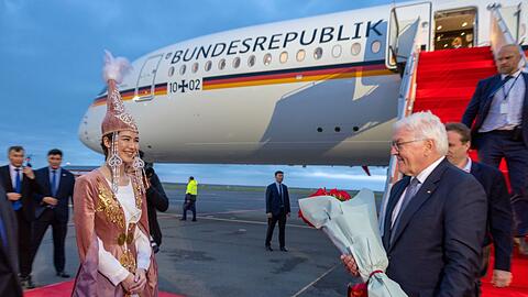 Bundespräsident Frank-Walter Steinmeier wird am Nursultan-Nasarbajew-Flughafen in der Republik Kasachstan begrüßt.