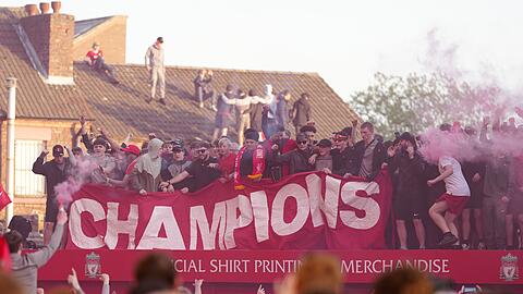 Die Fans des FC Liverpool feierten den Gewinn der Meisterschaft ausgelassen.