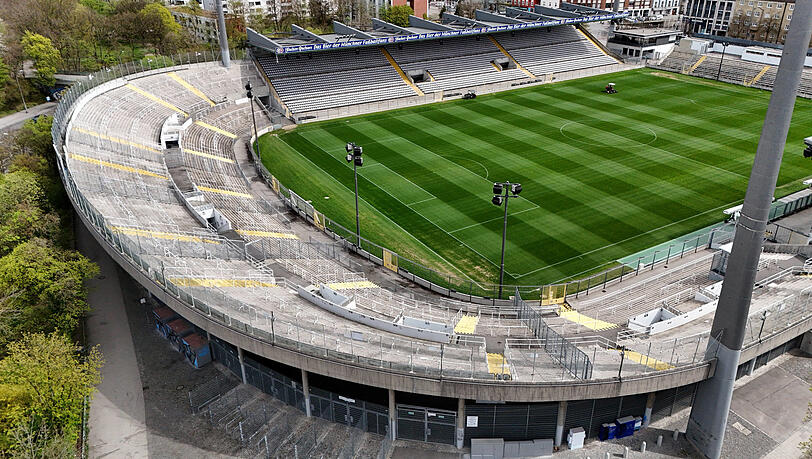In die Jahre gekommene Kultstätte: So sieht das Stadion heute aus, vorne die geschwungene Westkurve, von der Architektur-Prof Florian Nagler so schwärmt. In die Jahre gekommene Kultstätte: So sieht das Stadion heute aus, vorne die geschwungene Westkurve, von der Architektur-Prof Florian Nagler so schwärmt.