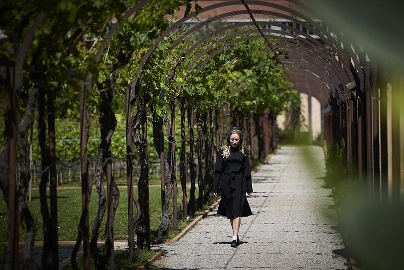 Hildegard von Bingen hat Künstler zu neuen Klängen inspiriert: Mit Headsets geht es durch einen idyllischen Klostergarten. Hildegard von Bingen hat Künstler zu neuen Klängen inspiriert: Mit Headsets geht es durch einen idyllischen Klostergarten.