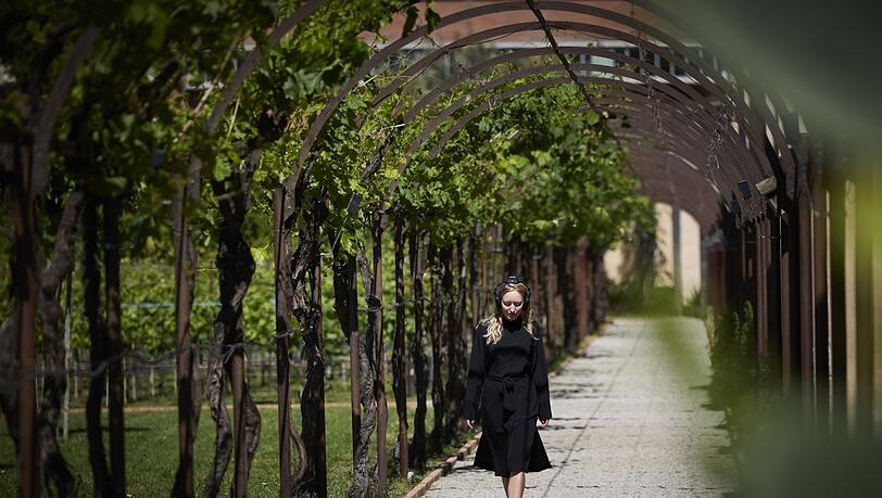 Hildegard von Bingen hat Künstler zu neuen Klängen inspiriert: Mit Headsets geht es durch einen idyllischen Klostergarten. Hildegard von Bingen hat Künstler zu neuen Klängen inspiriert: Mit Headsets geht es durch einen idyllischen Klostergarten.
