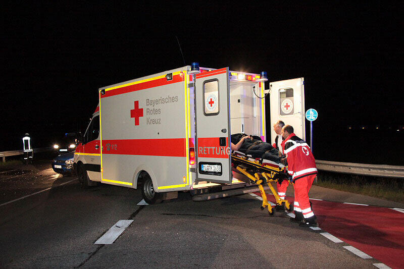 Ein Autofahrer nahm einem anderen bei der Einfahrt auf die Straße die Vorfahrt. Bei dem Unfall wurde eine Person leich verletzt.