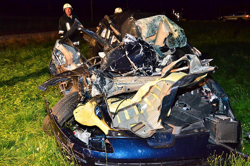 Eine Regionalbahn hat in Massing (Landkreis Rottal-Inn) ein Auto erfasst und in eine Wiese geschleudert. Bei dem Unfall am Montagabend wurden die 55-jährige Autofahrerin und ihre 72-jährige Beifahrerin schwer verletzt, wie die Polizei in Eggenfelden mitteilte. Sehen Sie hier die Bilder von der Unfallstelle.