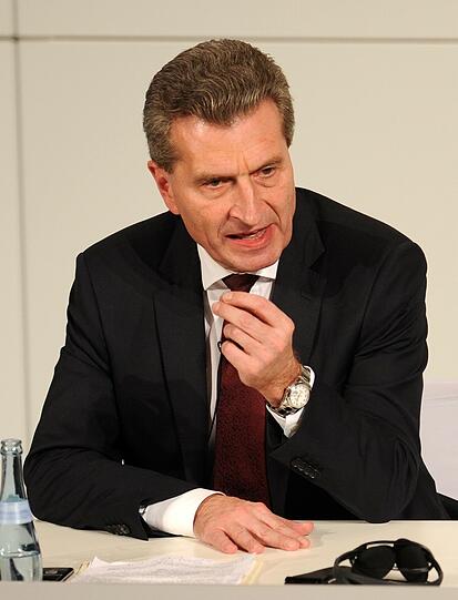 EU-Energiekommissar Günther Oettinger auf dem Podium.