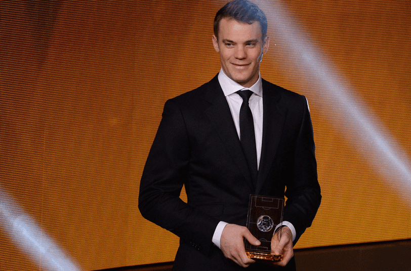Manuel Neuer mit der Auszeichnung für den Torhüter in der Weltauswahl.