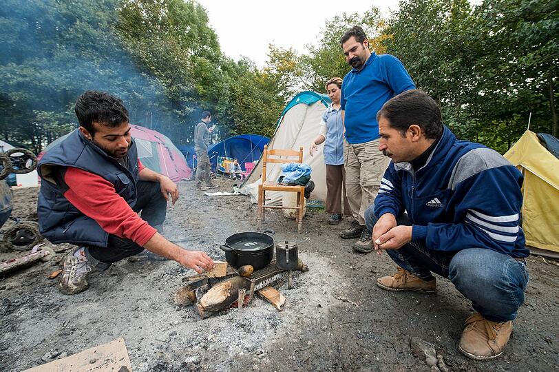 Flüchtlinge in Calais: In dem "Dschungel" genannten Camp leben rund 6000 Migranten unter schwierigen Bedingungen.