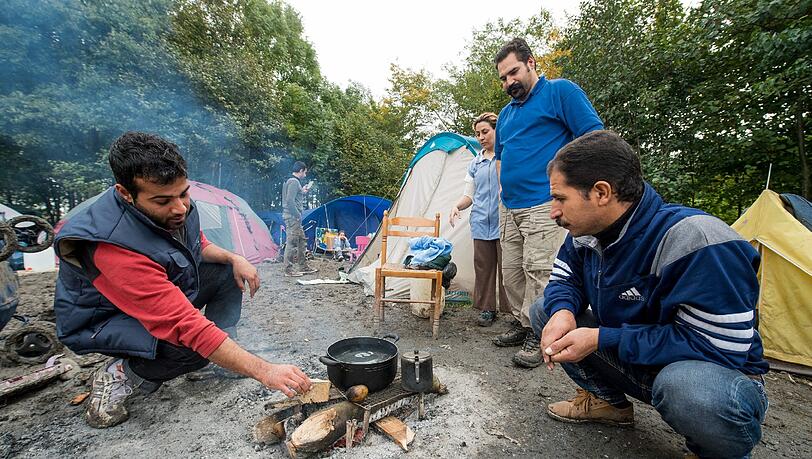 Flüchtlinge in Calais: In dem "Dschungel" genannten Camp leben rund 6000 Migranten unter schwierigen Bedingungen. Flüchtlinge in Calais: In dem "Dschungel" genannten Camp leben rund 6000 Migranten unter schwierigen Bedingungen.