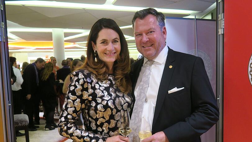 Erster Auftritt nach der Ankündigung, abzutreten: Bürgermeister Josef Schmid mit Frau Natalie.