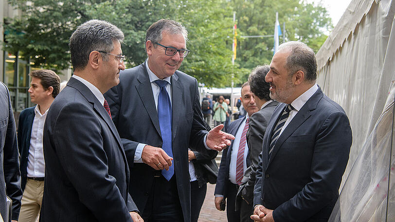 Ali Kemal Aydin, Botschafter der Türkei in Deutschland, Peter Küspert, Präsident des Oberlandesgerichts München, und Mustafa Yeneroglu, von Erdogan gesandter AKP-Abgeordneter des türkischen Parlaments, (v.l.) am Oberlandesgericht.