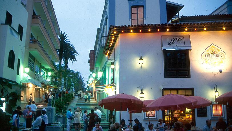 Teneriffa: Abends an der Plaza del Cahrco in Puerto de la Cruz. Teneriffa: Abends an der Plaza del Cahrco in Puerto de la Cruz.