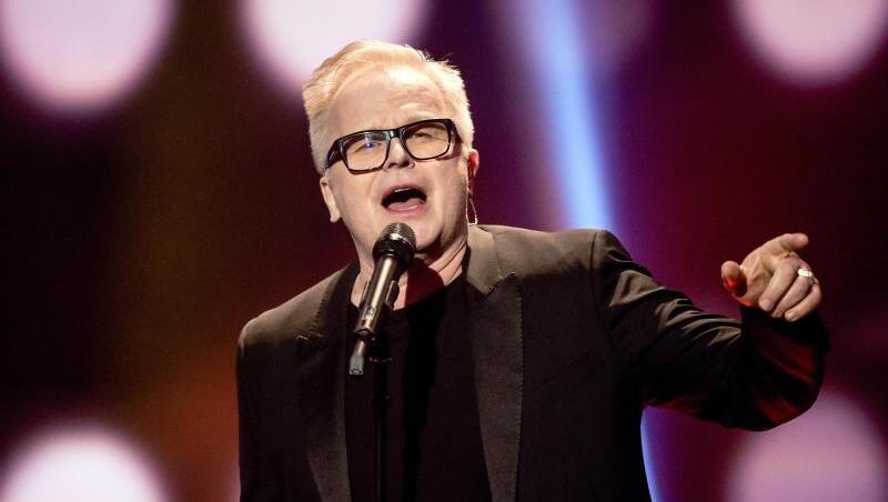 Herbert Grönemeyer wird nicht mit seiner Show "20 Jahre Mensch" auf Tour gehen können. Der Sänger und sein Team haben sich mit dem Coronavirus infiziert.