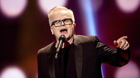 Herbert Grönemeyer wird nicht mit seiner Show "20 Jahre Mensch" auf Tour gehen können. Der Sänger und sein Team haben sich mit dem Coronavirus infiziert.