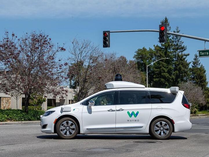 Ein Roboterwagen der Google-Schwesterfirma Waymo ist im Straßenverkehr unterwegs.