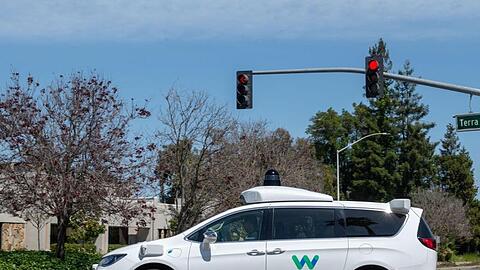 Ein Roboterwagen der Google-Schwesterfirma Waymo ist im Straßenverkehr unterwegs.