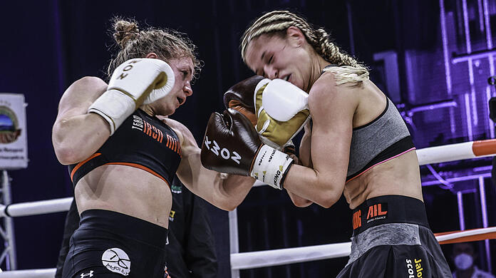 Marie Lang unterliegt Michaela Michl nach Punkten und verliert damit einen ihrer sechs WM-Titel (in unterschiedlichen Kategorien und Gewichtsklassen)