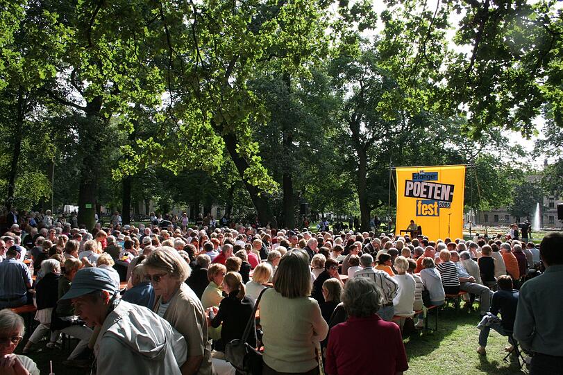 Mit neuester Literatur ins Grüne: Beim Erlanger Poetenfest lesen im Schlossgarten die Autoren wieder im Spalier.