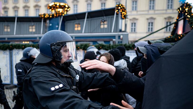 Nicht nur Polizisten m&uuml;ssen w&auml;hrend ihrer Arbeit mit Angriffen rechnen. Auch Lehrer und Finanzbeamte werden in Bayern oft Opfer von Gewalttaten. (Illustration)