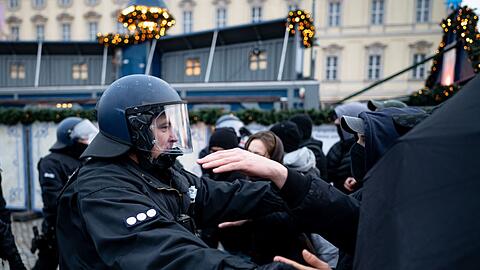 Nicht nur Polizisten m&uuml;ssen w&auml;hrend ihrer Arbeit mit Angriffen rechnen. Auch Lehrer und Finanzbeamte werden in Bayern oft Opfer von Gewalttaten. (Illustration)