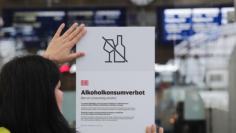 Alkoholkonsumverbot - so nennt die Deutsche Bahn die neue Regel, die ab Donnerstag an 5.700 Bahnh&ouml;fen deutschlandweit gilt. (Archivbild)