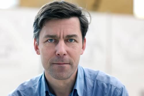 Peter Stamm, geboren 1963 in Scherzingen, Kanton Thurgau, studierte einige Semester Anglistik, Psychologie und Psychopathologie. Längere Aufenthalte in Paris, New York und Skandinavien, heute lebt er in Winterthur. Seit 1990 arbeitet er als freier Autor und Journalist.