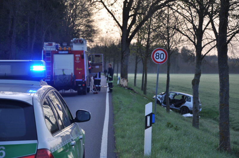 Bei Altötting ist ein Pkw-Fahrer von der Fahrbahn abgekommen und gegen einen Baum geprallt. Der Mann starb noch an der Unfallstelle. Die Bilder vom Horror-Unfall
