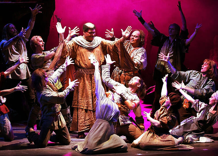 Oder als "Bruder Tuck": Hier probt er am 06.12.2005 zusammen mit dem Musical-Ensemble eine Szene aus der neuesten Produktion "Robin Hood - Für Liebe und Gerechtigkeit" im Musical Theater Bremen.