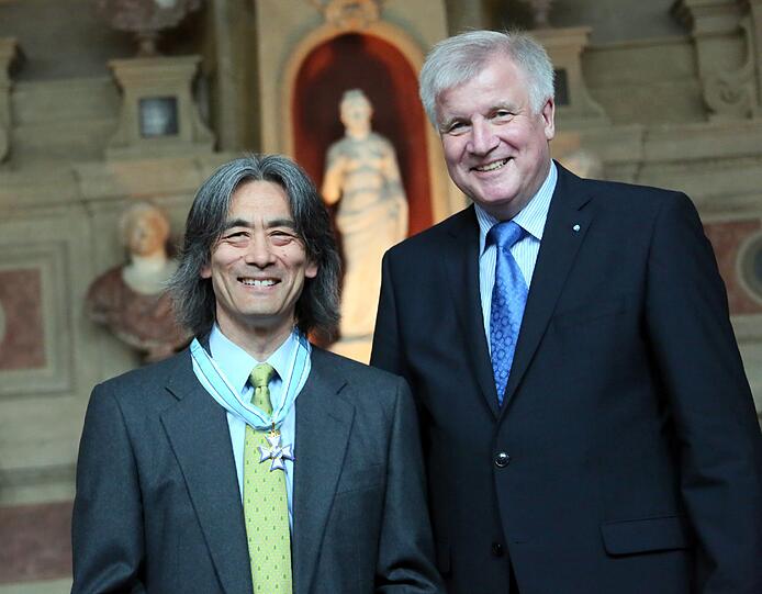 Kent Nagano Am Mittwoch wurde in München der Bayerischen Verdienstorden vom bayerischen Ministerpräsidenten, Horst Seehofer, an 20 Bürgerinnen und 30 Bürger verliehen.